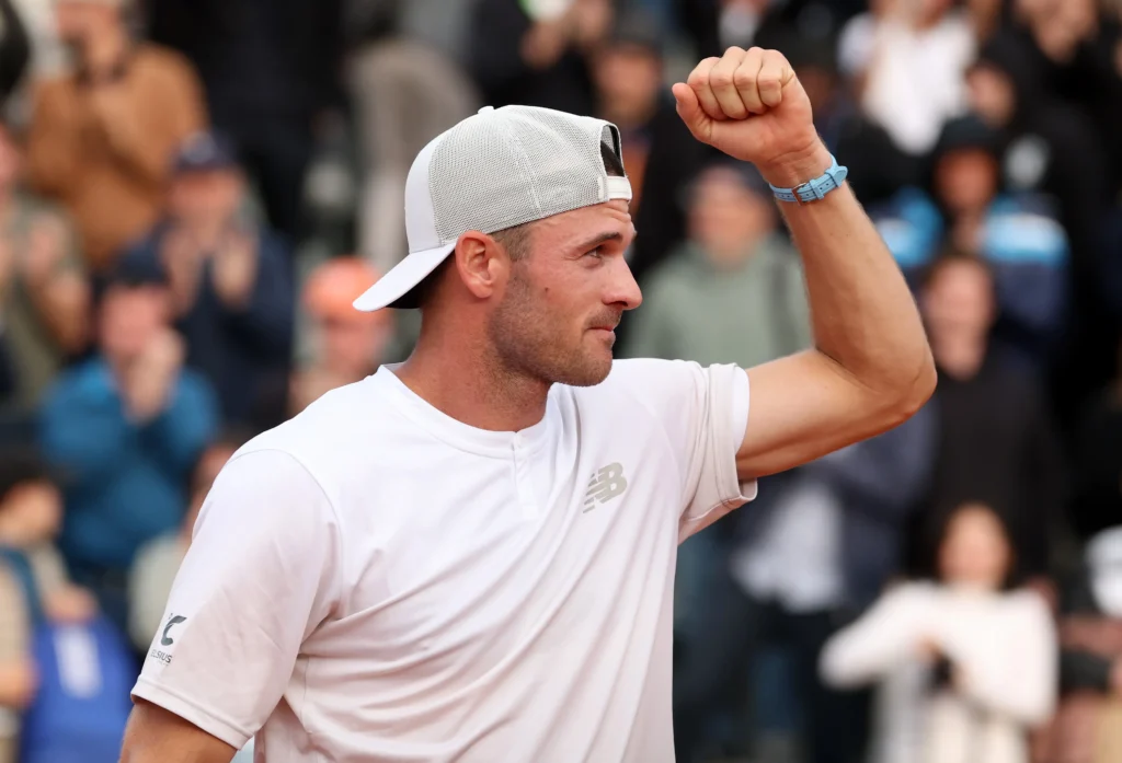 Carlos Alcaraz, Iga Swiatek, and Aryna Sabalenka set to compete on French Open Day 6 at Roland-Garros.