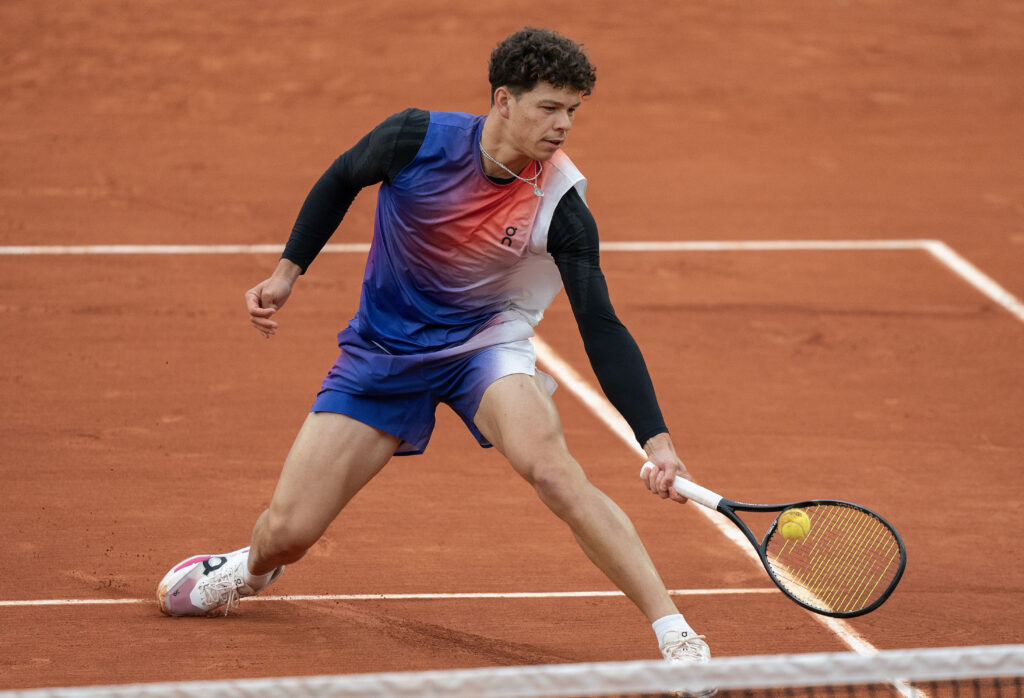 Ben Shelton recovers impressively after a slip during his match at the 2025 French Open, winning a crucial point.