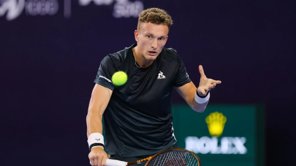 Jannik Sinner celebrating after winning a point against Jiri Lehecka at Roland Garros match highlights.