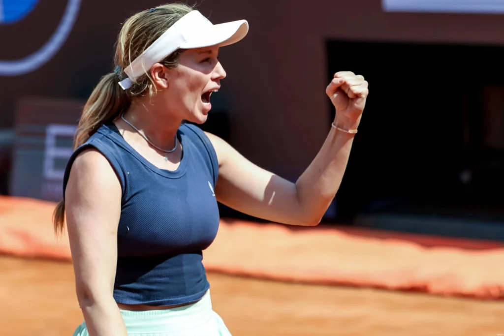 Danielle Collins celebrates her upset victory over Iga Swiatek in the second round of the Rome tournament.