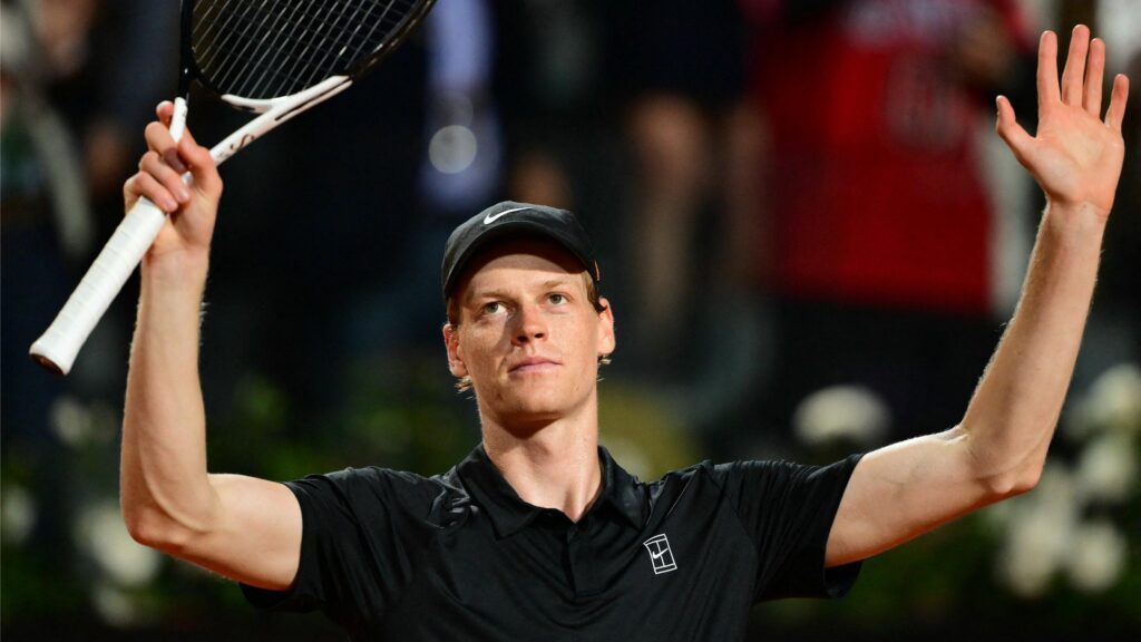 Jannik Sinner celebrates victory over Francisco Cerundolo at the Italian Open, advancing to the quarter-finals in Rome.