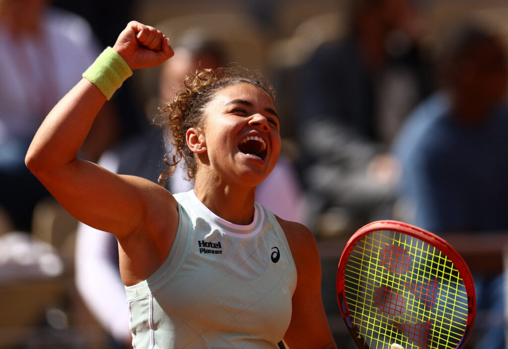 Jasmine Paolini hits a stunning down-the-line winner against Elina Svitolina at the French Open.
