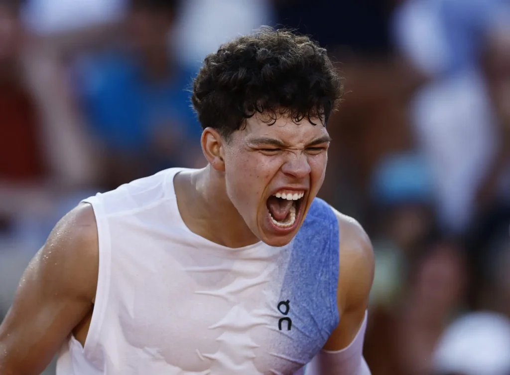 Ben Shelton serves the opening point against Carlos Alcaraz at the French Open match on June 1, 2025.
