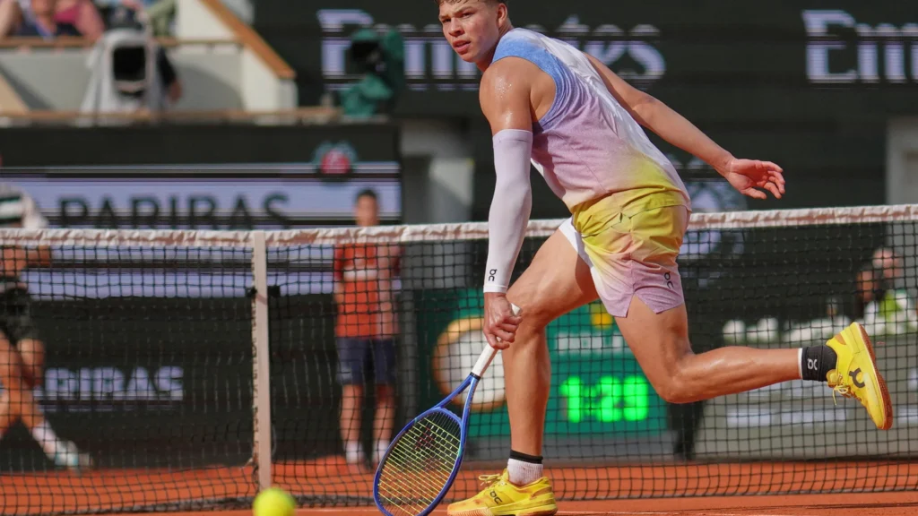 Carlos Alcaraz shows remarkable sportsmanship, admitting a mistake during his match against Ben Shelton at the French Open 2025.