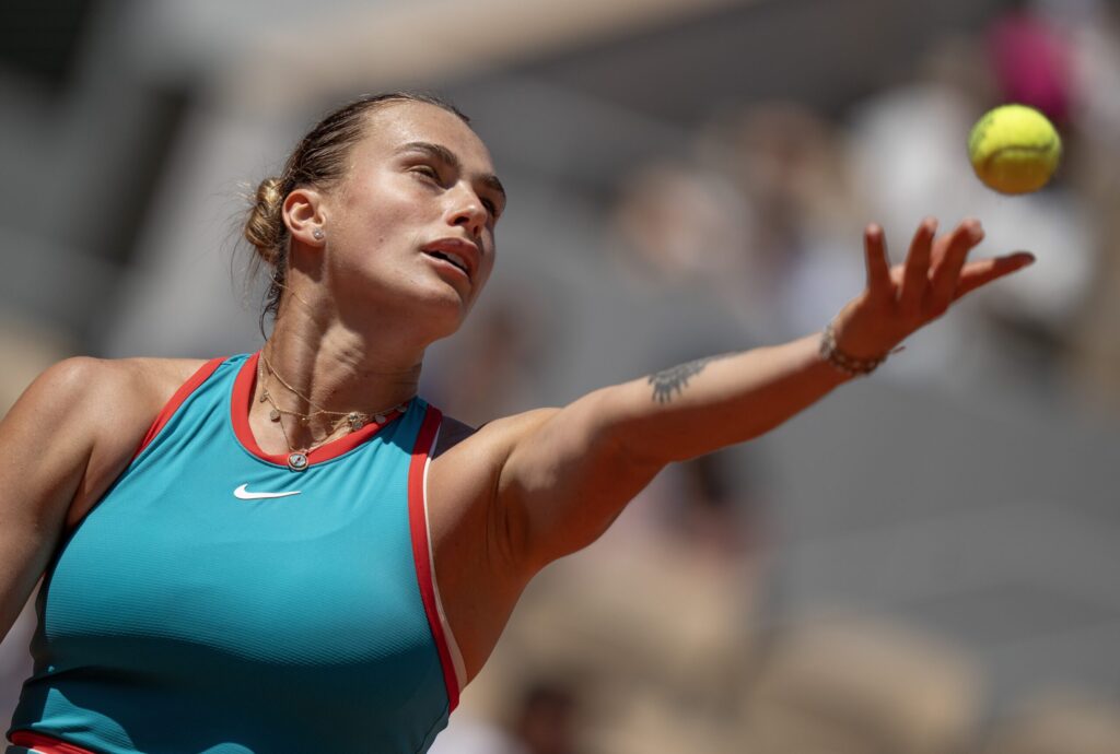 Aryna Sabalenka strategically defeats Amanda Anisimova in their Roland-Garros match, showcasing powerful play and variety.