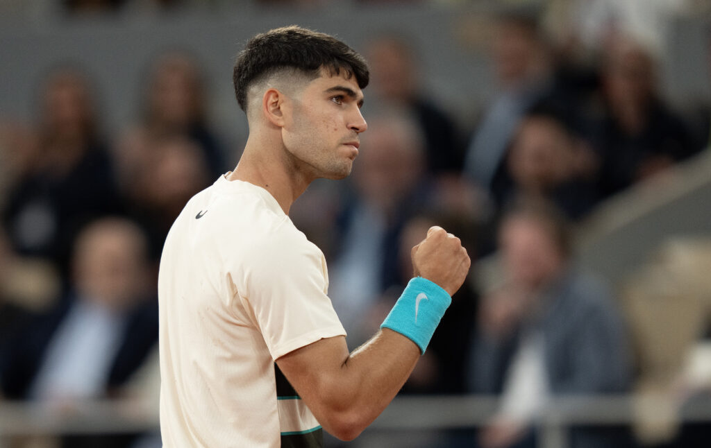 Carlos Alcaraz celebrates his victory over Ben Shelton at the 2025 French Open on Court Philippe-Chatrier.