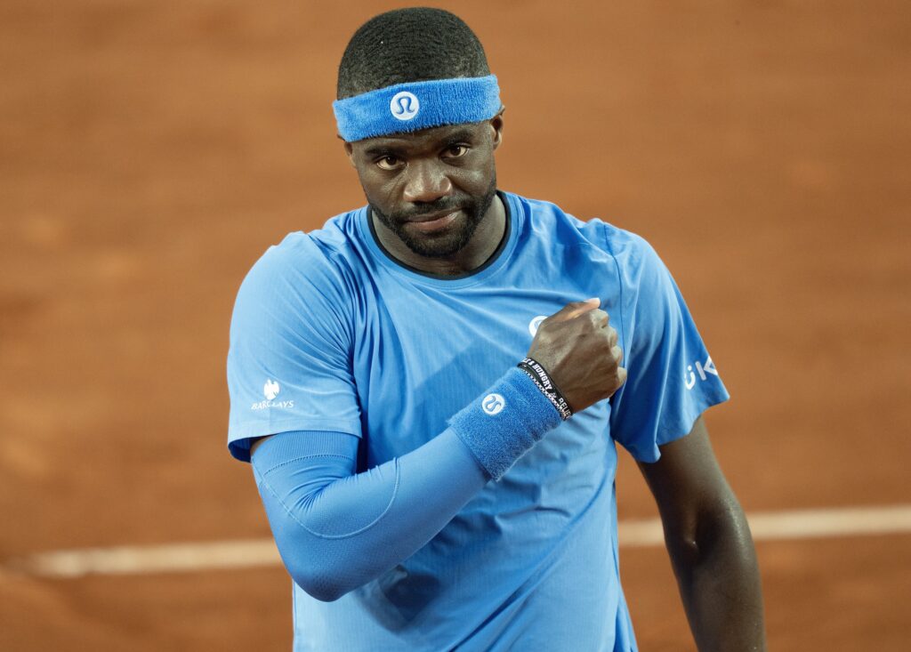 Fans cheering as players compete in the Roland Garros quarter-finals on Court Philippe-Chatrier.