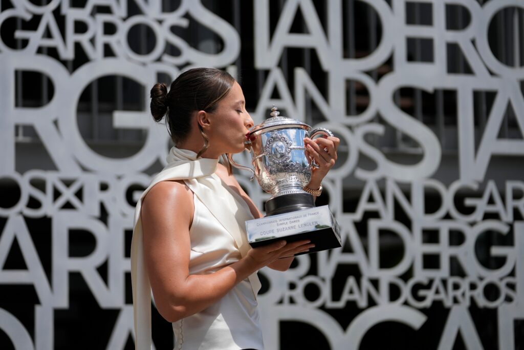 Iga Swiatek celebrates winning the first set against Elina Svitolina at the 2025 French Open quarter-finals.