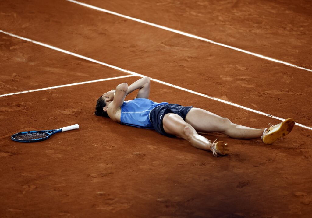 Lois Boisson celebrates her quarter-final victory at the French Open 2025 against Mirra Andreeva on Court Philippe-Chatrier.