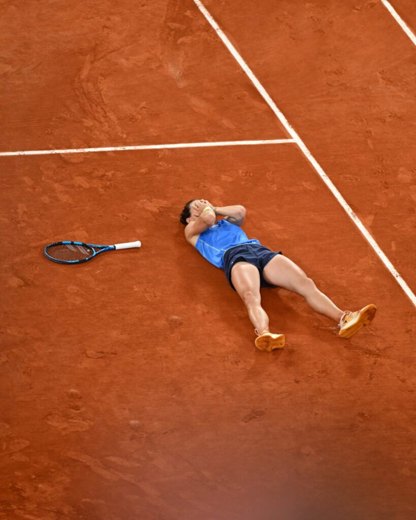 Loïs Boisson celebrates her victory at Roland Garros, advancing to the semi-finals after defeating Mirra Andreeva.