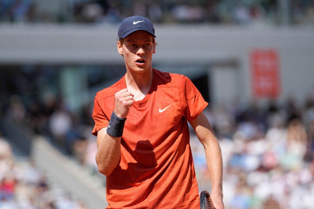 Jannik Sinner dominates Alexander Bublik at the French Open, advancing to the semi-finals with a decisive victory.