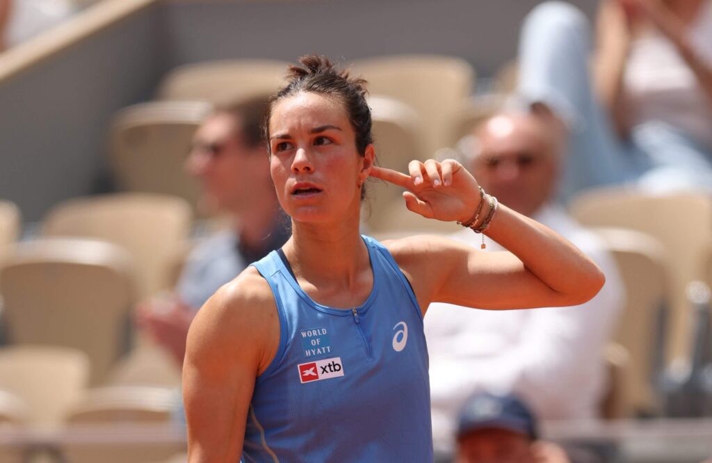 Lois Boisson celebrates her victory over Mirra Andreeva in the French Open quarter-finals on Court Philippe-Chatrier.