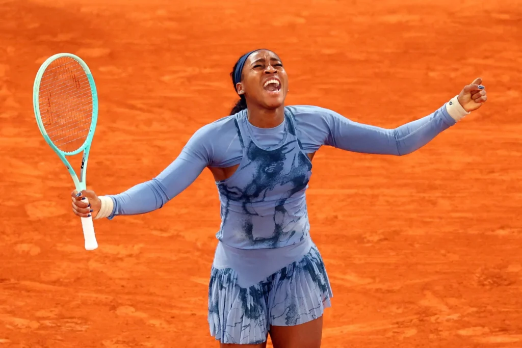 Coco Gauff prepares for a tense semi-final match against Lois Boisson, with a lively crowd at Court Philippe-Chatrier.
