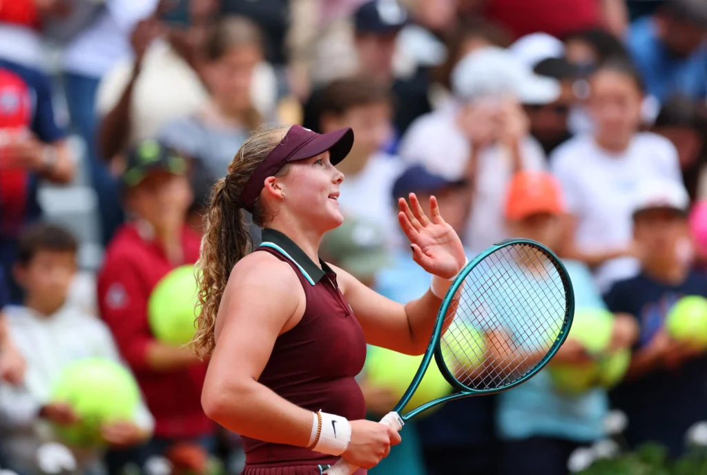 Lois Boisson celebrates victory over Mirra Andreeva in the 2025 French Open quarter-finals on Court Philippe-Chatrier.